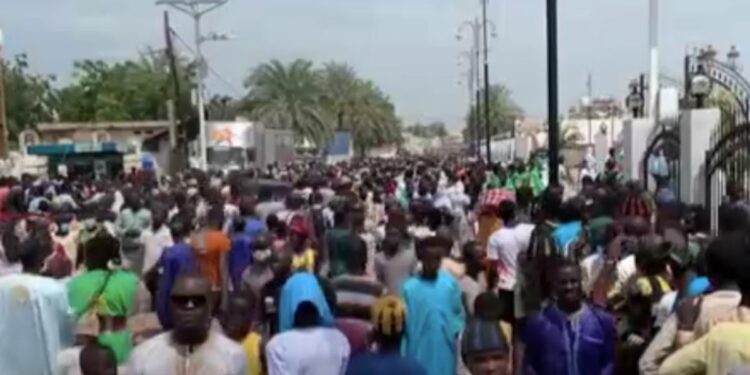 Thousands of senegalese worshippers converge on Touba